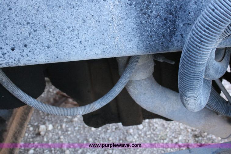 image for item G5567 2000 Peterbilt 377 semi truck