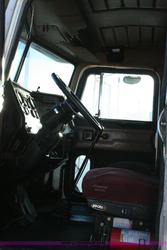 image for item G5567 2000 Peterbilt 377 semi truck