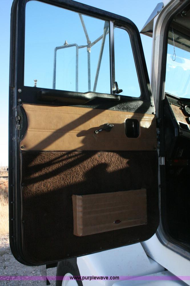 image for item G5567 2000 Peterbilt 377 semi truck