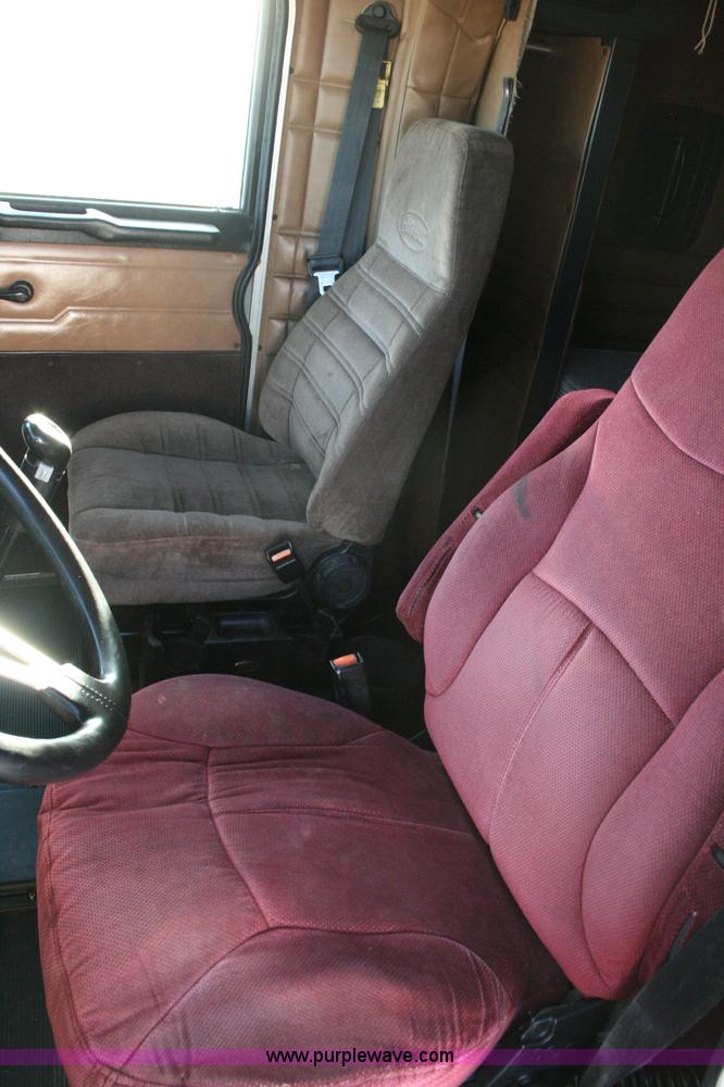 image for item G5567 2000 Peterbilt 377 semi truck