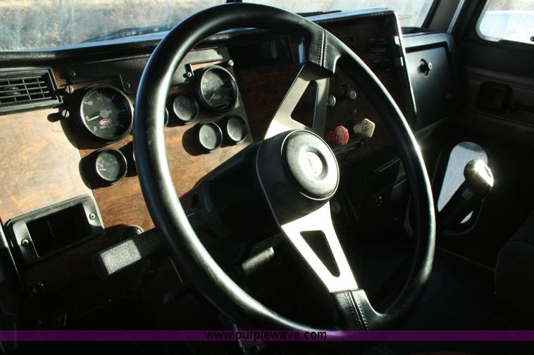 image for item G5567 2000 Peterbilt 377 semi truck