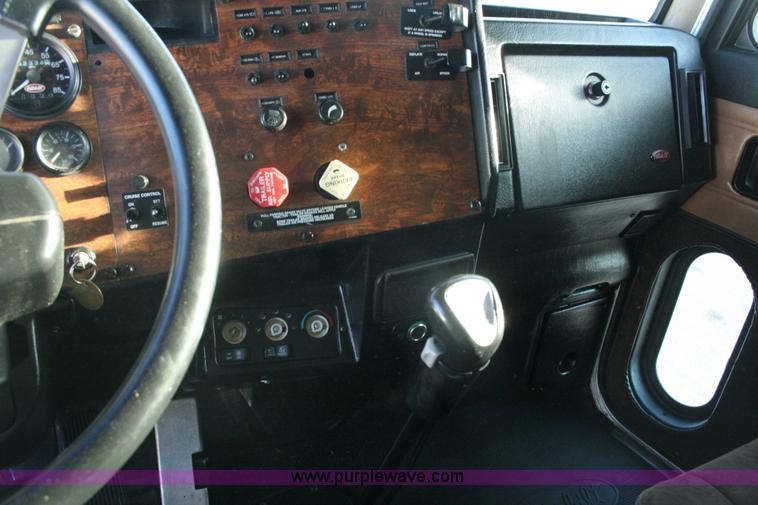 image for item G5567 2000 Peterbilt 377 semi truck