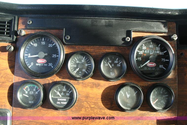 image for item G5567 2000 Peterbilt 377 semi truck