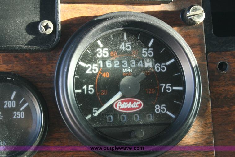 image for item G5567 2000 Peterbilt 377 semi truck