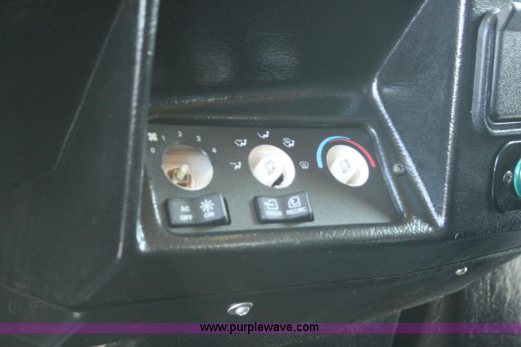 image for item G5567 2000 Peterbilt 377 semi truck