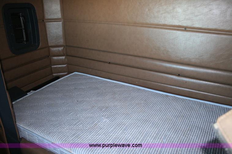 image for item G5567 2000 Peterbilt 377 semi truck