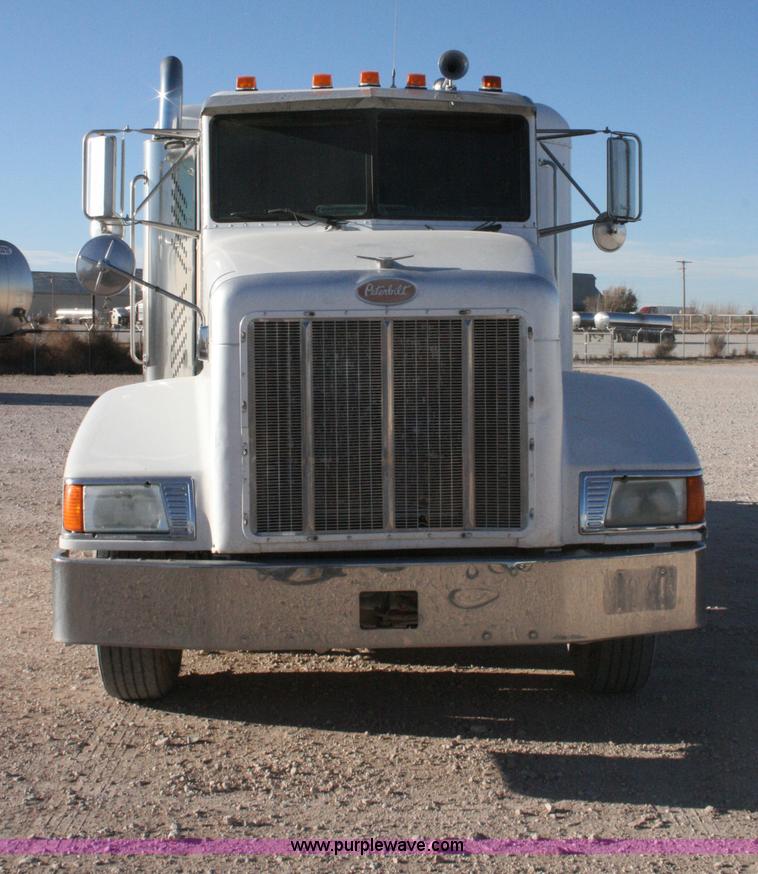 image for item G5568 2000 Peterbilt 377 semi truck
