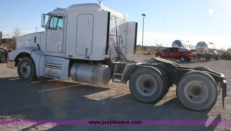 image for item G5568 2000 Peterbilt 377 semi truck