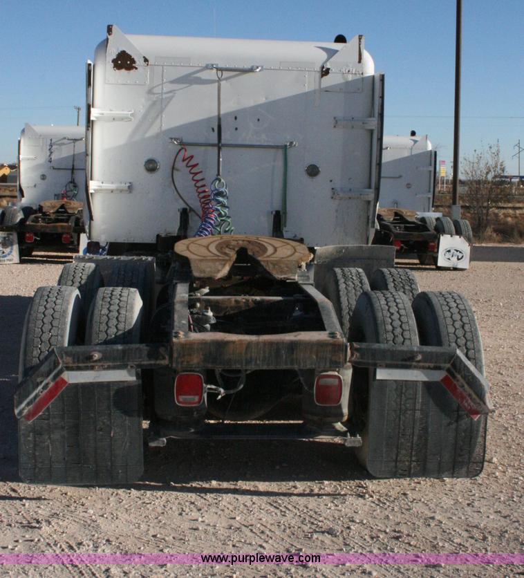 image for item G5568 2000 Peterbilt 377 semi truck