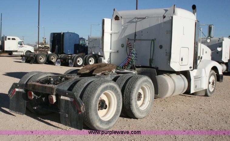 image for item G5568 2000 Peterbilt 377 semi truck