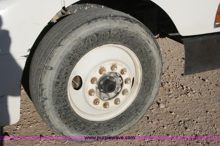 image for item G5568 2000 Peterbilt 377 semi truck