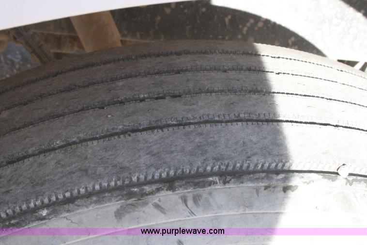 image for item G5568 2000 Peterbilt 377 semi truck