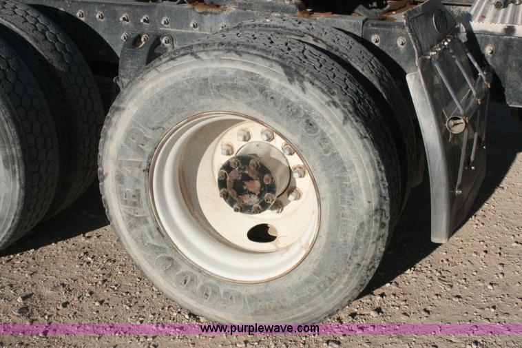 image for item G5568 2000 Peterbilt 377 semi truck