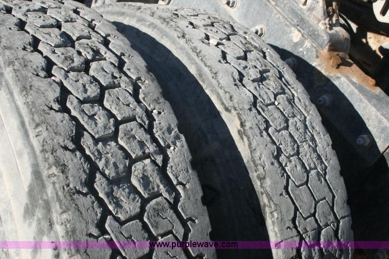 image for item G5568 2000 Peterbilt 377 semi truck