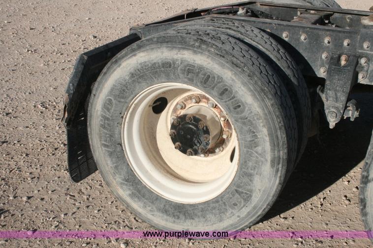 image for item G5568 2000 Peterbilt 377 semi truck