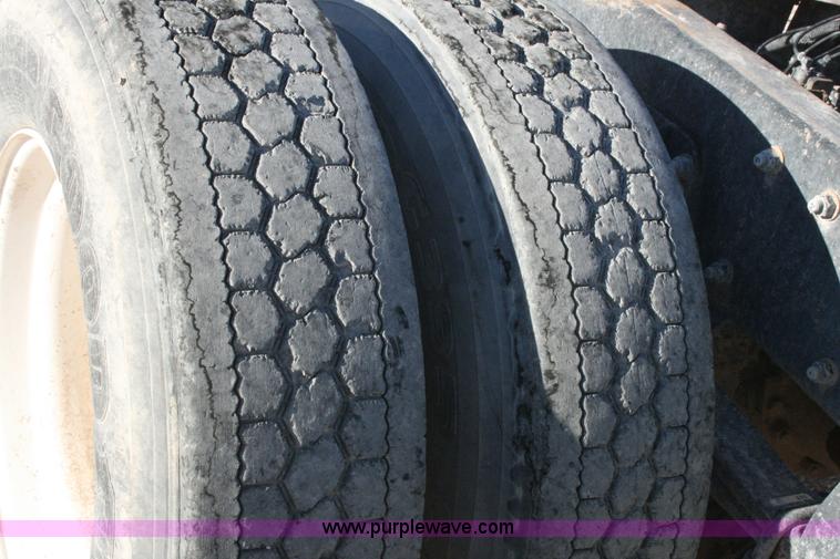 image for item G5568 2000 Peterbilt 377 semi truck