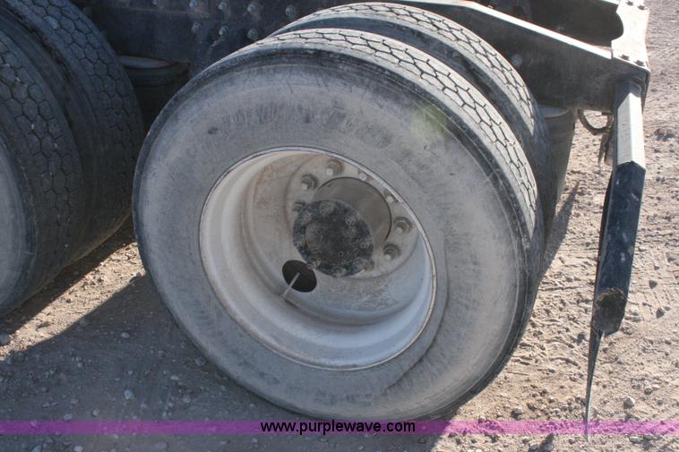 image for item G5568 2000 Peterbilt 377 semi truck