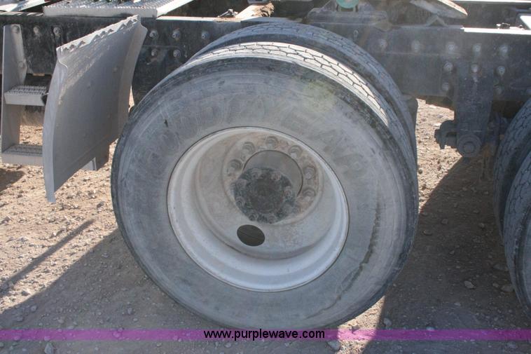 image for item G5568 2000 Peterbilt 377 semi truck