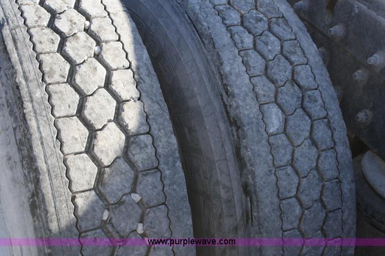 image for item G5568 2000 Peterbilt 377 semi truck