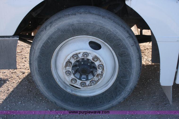 image for item G5568 2000 Peterbilt 377 semi truck