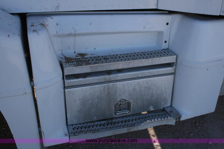 image for item G5568 2000 Peterbilt 377 semi truck