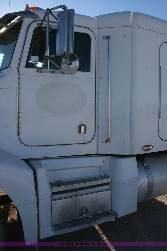 image for item G5568 2000 Peterbilt 377 semi truck