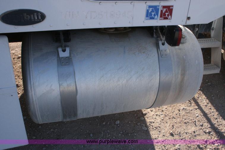 image for item G5568 2000 Peterbilt 377 semi truck