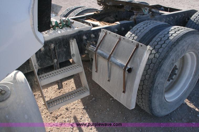 image for item G5568 2000 Peterbilt 377 semi truck