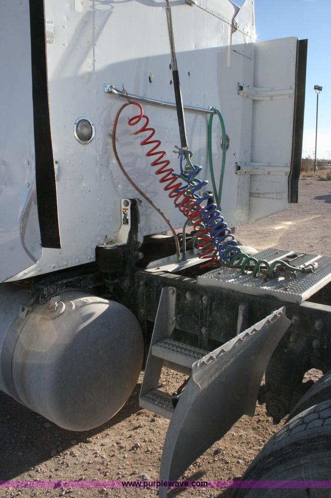 image for item G5568 2000 Peterbilt 377 semi truck