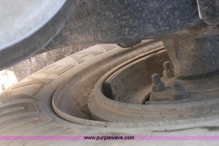 image for item G5568 2000 Peterbilt 377 semi truck