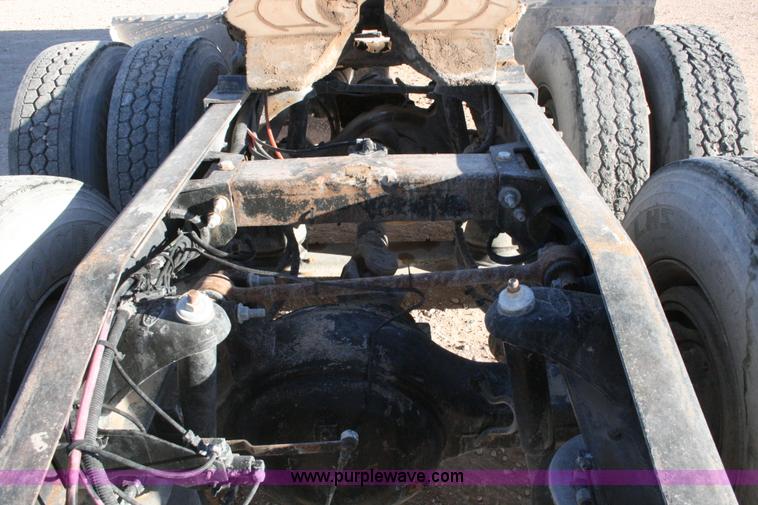 image for item G5568 2000 Peterbilt 377 semi truck