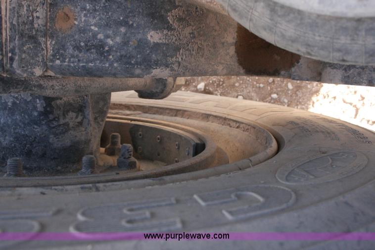 image for item G5568 2000 Peterbilt 377 semi truck