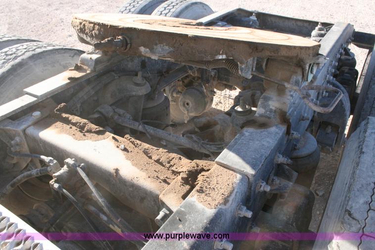 image for item G5568 2000 Peterbilt 377 semi truck