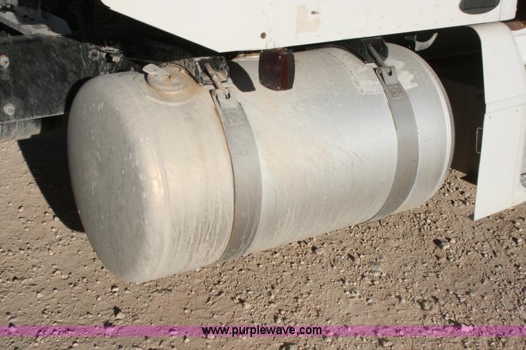 image for item G5568 2000 Peterbilt 377 semi truck