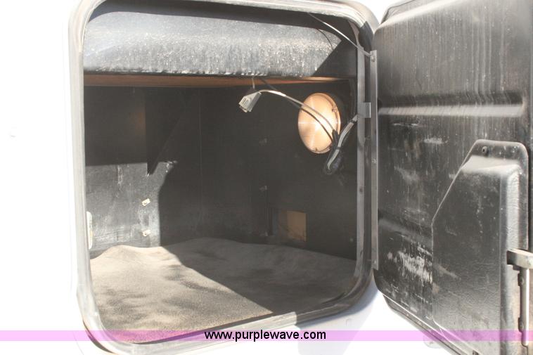 image for item G5568 2000 Peterbilt 377 semi truck