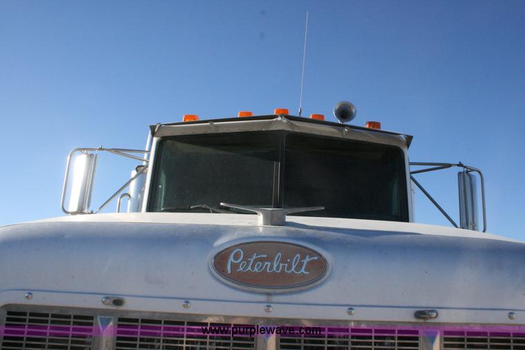 image for item G5568 2000 Peterbilt 377 semi truck