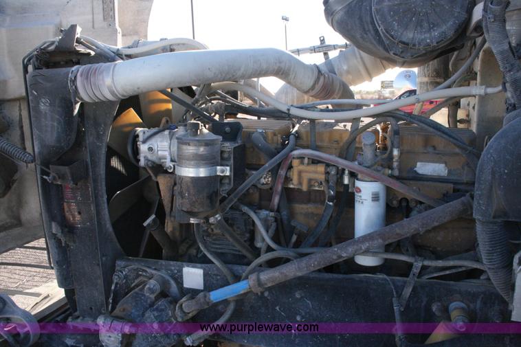 image for item G5568 2000 Peterbilt 377 semi truck