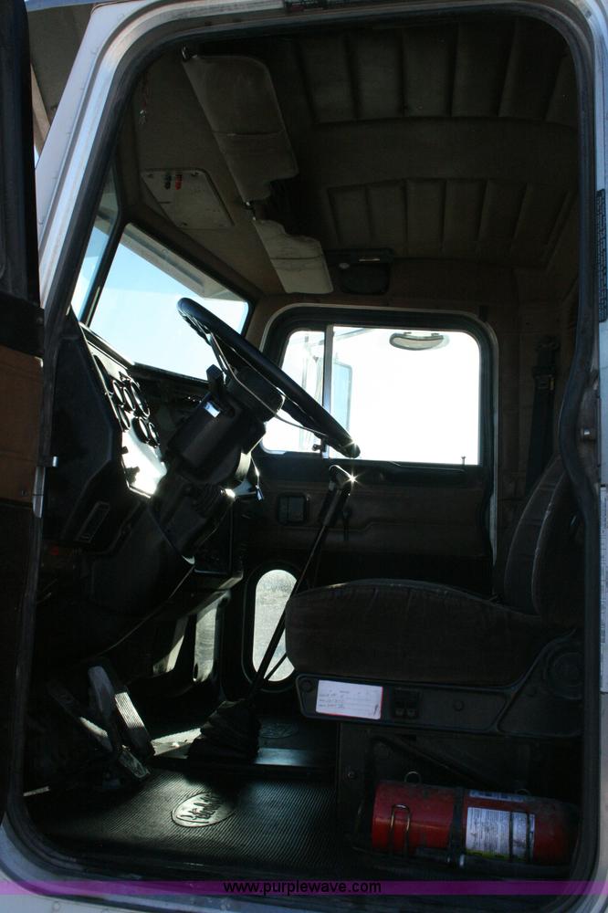 image for item G5568 2000 Peterbilt 377 semi truck