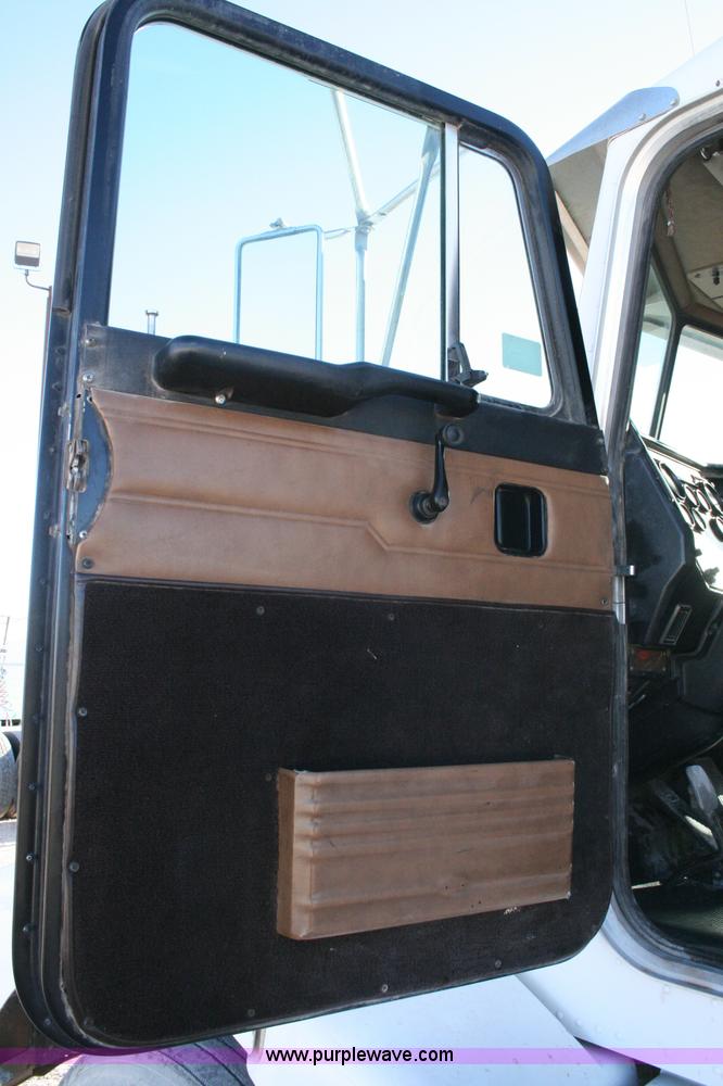 image for item G5568 2000 Peterbilt 377 semi truck