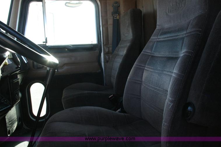 image for item G5568 2000 Peterbilt 377 semi truck
