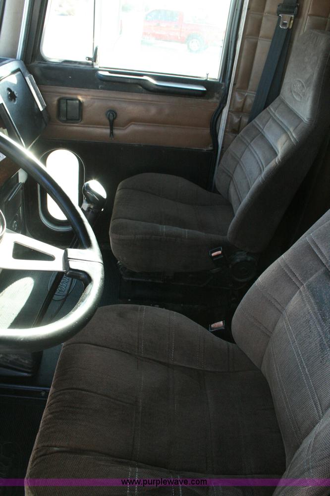 image for item G5568 2000 Peterbilt 377 semi truck