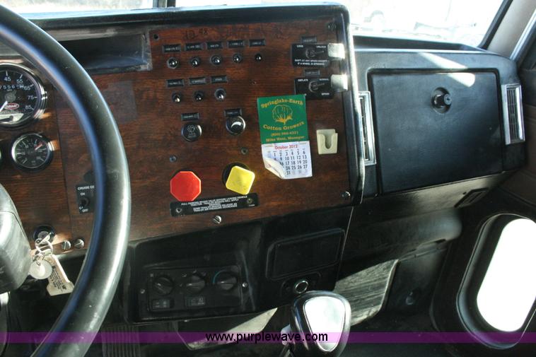 image for item G5568 2000 Peterbilt 377 semi truck