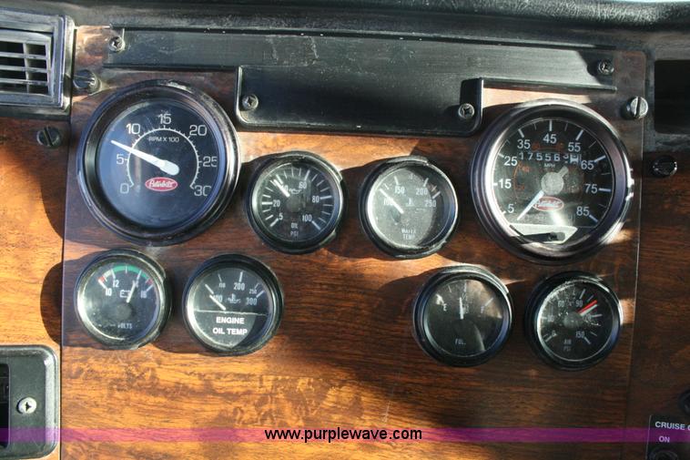 image for item G5568 2000 Peterbilt 377 semi truck