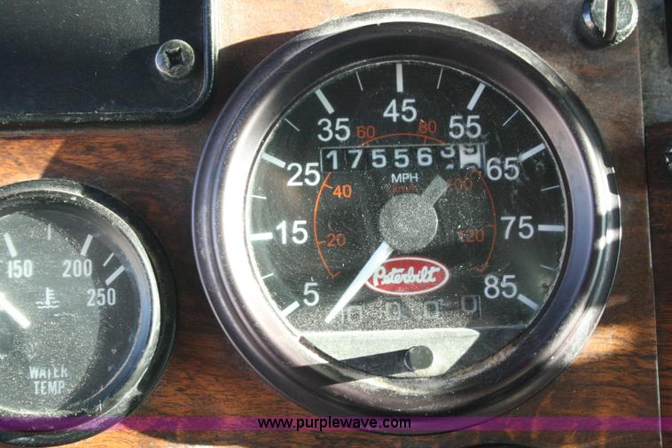 image for item G5568 2000 Peterbilt 377 semi truck