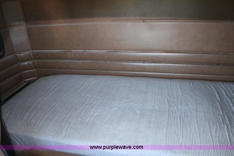 image for item G5568 2000 Peterbilt 377 semi truck