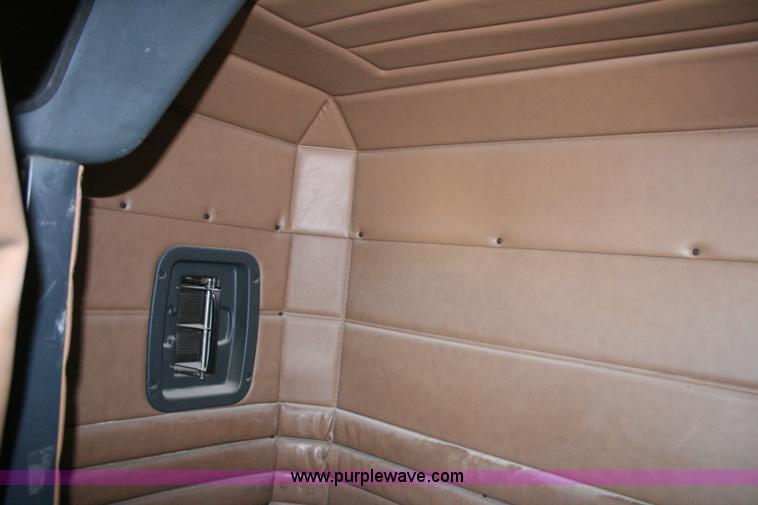 image for item G5568 2000 Peterbilt 377 semi truck