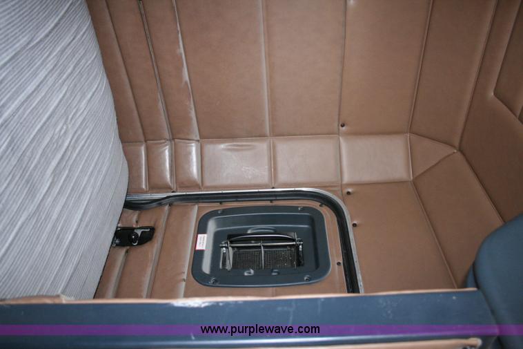 image for item G5568 2000 Peterbilt 377 semi truck