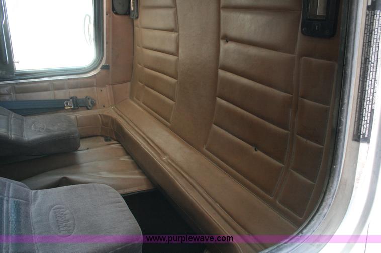 image for item G5568 2000 Peterbilt 377 semi truck