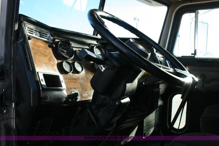 image for item G5568 2000 Peterbilt 377 semi truck