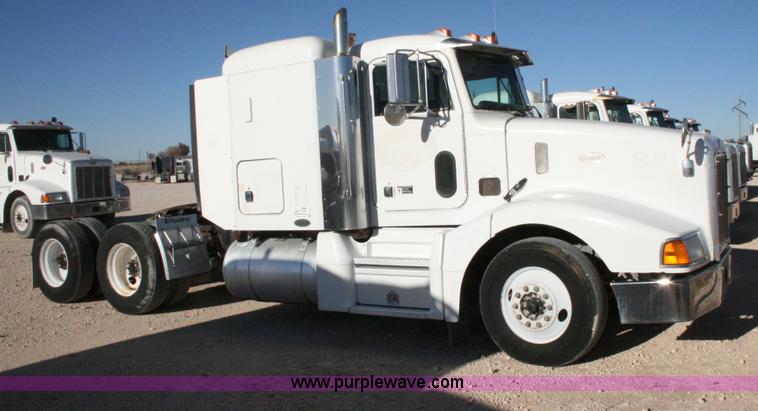 image for item G5569 1999 Peterbilt 377 semi truck